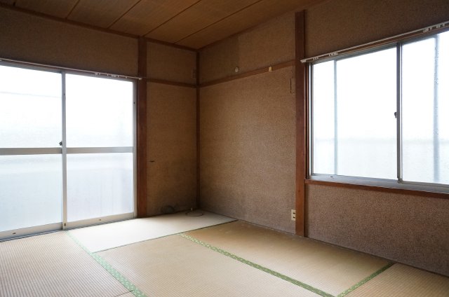 Living and room. Japanese-style room 1 It is very bright with two faces lighting! 
