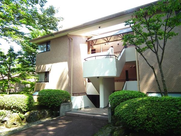 Local appearance photo. Mansion entrance. It is a low-rise apartment of well-built.