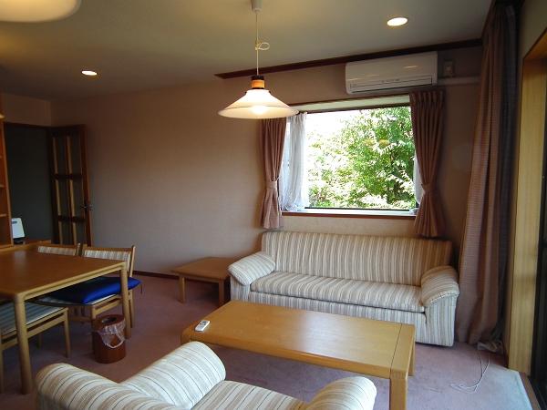 Living. Per corner room, We further with a bay window to the north. Airy is a good room.