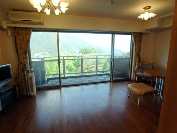 Living. Living-dining is about 12.1 tatami. Floor heating will have nestled.