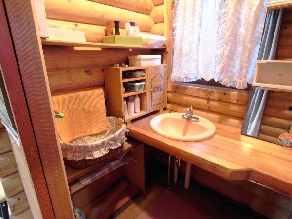 Wash basin, toilet. It is the washstand. Bathroom next to, The placement of the toilet.