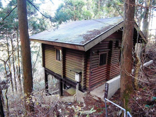 Local appearance photo. Weekend slow life in a compact mountain cottage (log house)