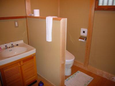 Toilet. Basin, which is the hotel's in the living room ・ Toilet