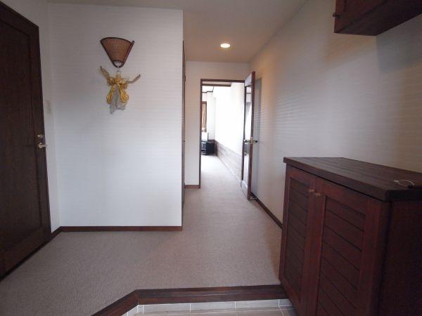 Entrance. Entrance, Widely it is reserved.