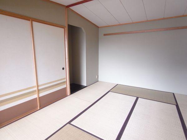Non-living room. Japanese-style, 8 tatami, There is also an alcove with a closet. To you we will of Gotta futon faction.