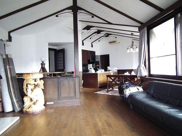 Living. Goodness of appropriate design and specification to the luxury villa area of Hakone. Building inside and outside has been very good care.