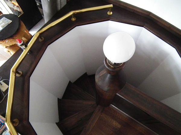 Other introspection. Spiral staircase leading to the first floor.