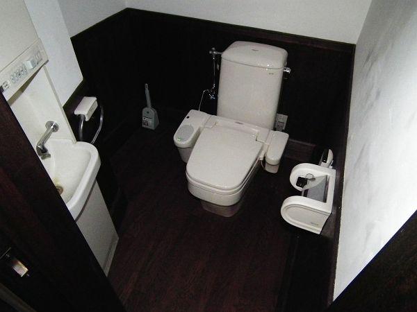 Toilet. I feel the magnificent to the restroom.