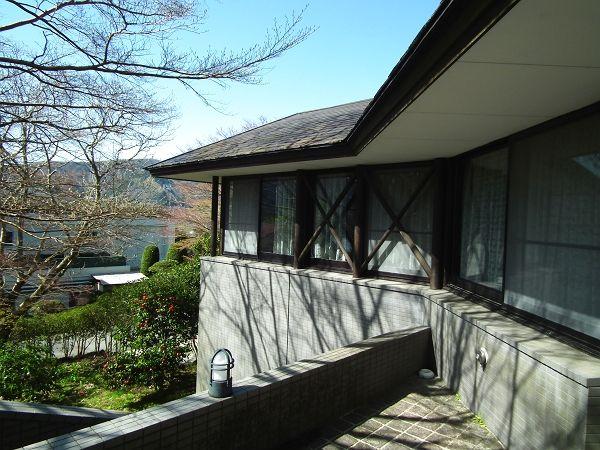 Local appearance photo. The building looks like a bird with wings spread. All good part of the vista has become a sash.