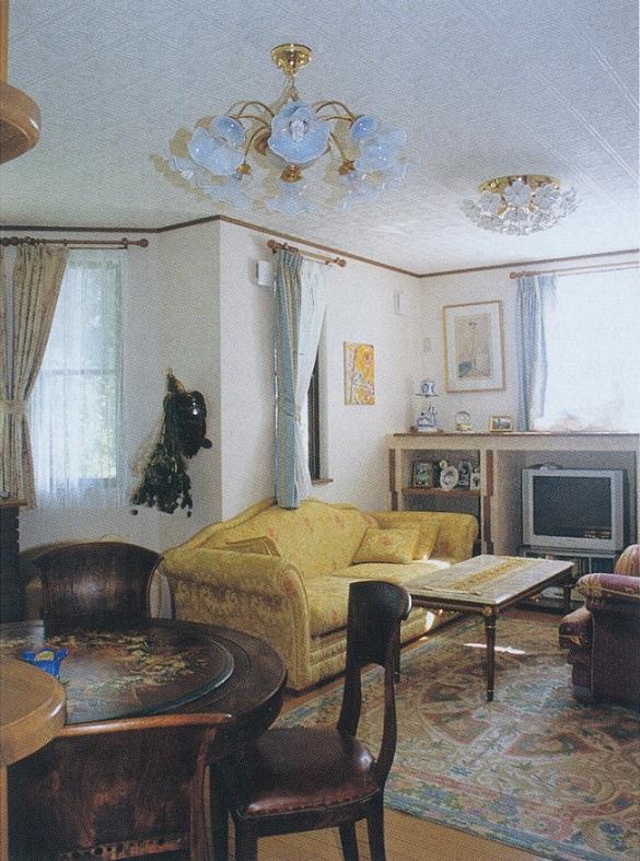 Living. Living is room. Actually, Now has put a fan heater, but has been changed can be also designed fireplace