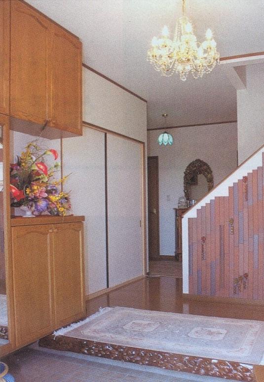 Entrance. The first floor entrance. Point wall tile is impressive