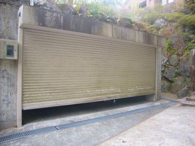 Parking lot. Garage is. The width of the room, depth, Height. Of course, it is electric shutter