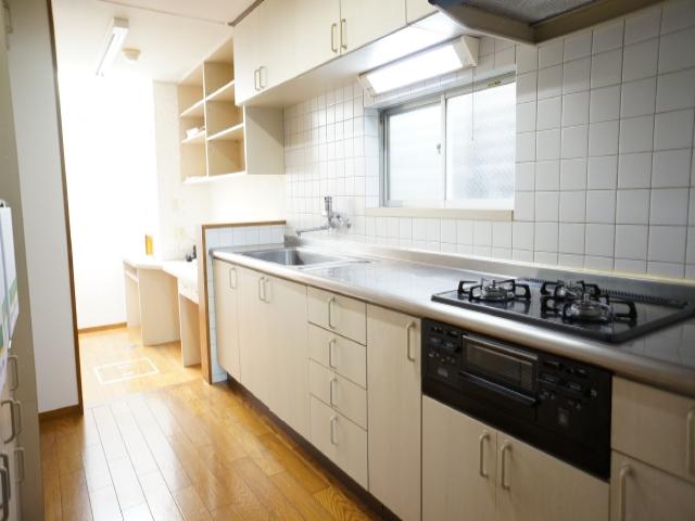Kitchen. Kitchen with a 3-burner stove, It is very widely easy-to-use!