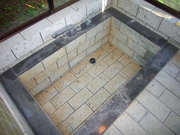 Bathroom. Izu row of the tub