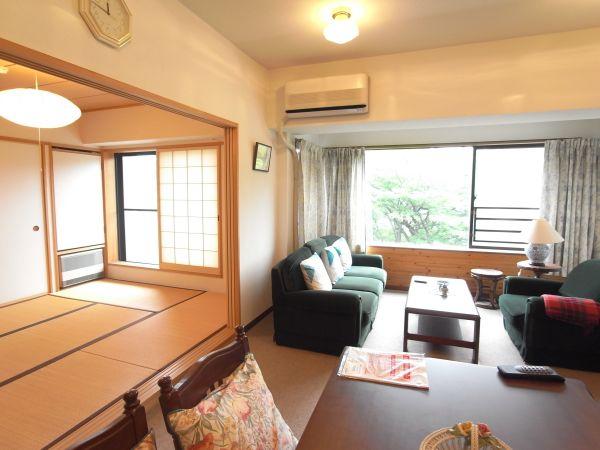 Living. About a 14-tatami of LDK and the 6-mat Japanese-style.