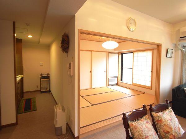 Non-living room. 6 tatami is a Japanese-style room and kitchen space