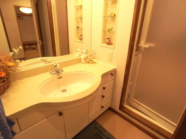 Wash basin, toilet. Wash, Also widely dressing room, There is also a washing machine Storage