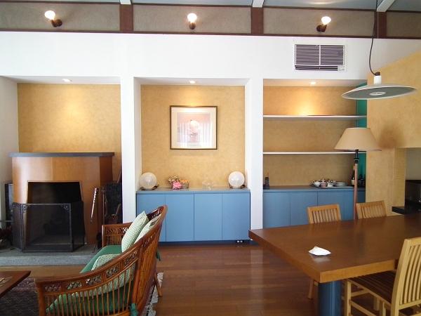 Living. Is the high house very ceiling. The wall has some terra-cotta (clay) is adopted