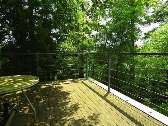 Balcony. Wide balcony that extends to true south. Also good forest, It will also be on the lookout overlooking When felling trees the Owakudani.  
