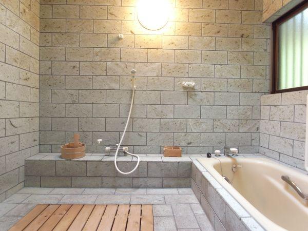 Bathroom. Izu stone bathrooms with high ceilings, There is also a window of Akaritori.