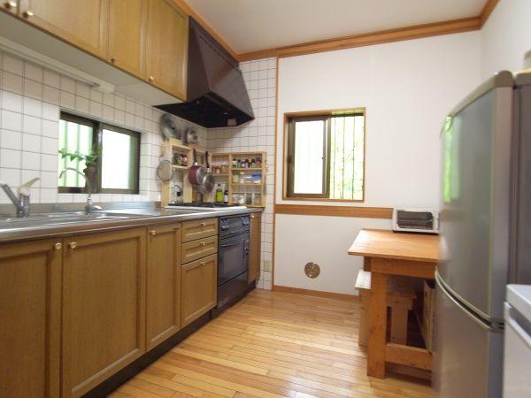 Kitchen. Kitchen. There is a window in two directions, It is bright, functional.