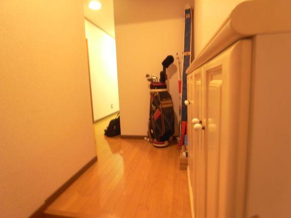 Entrance. It is entrance. Also cupboard there is a sense of unity at the White.