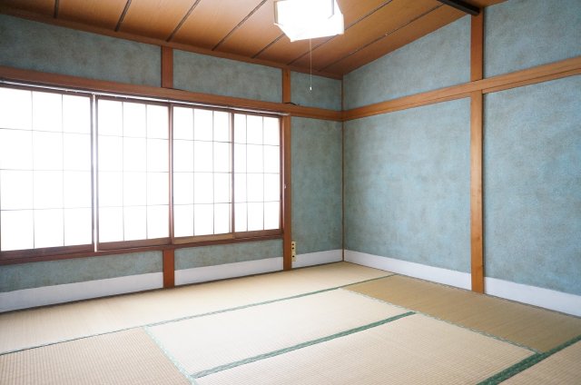 Living and room. Japanese-style room 2 in the back is very wide in 8 pledge! 
