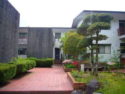 Local appearance photo. Three-story It is the second floor of a low-rise apartment