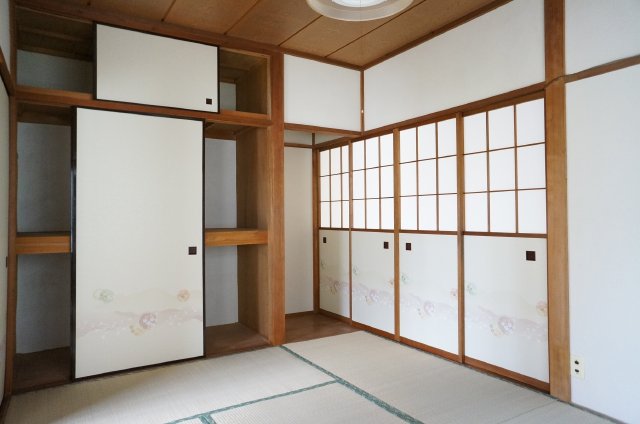 Living and room. Kitchen and Japanese-style room is bulkhead. This bran