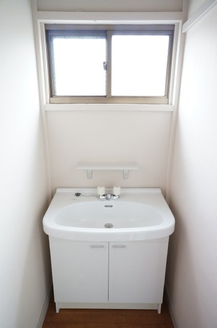 Washroom. Independent wash basin Is very bright light from the window!