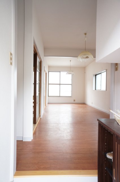 Entrance. Very bright and open the front door!