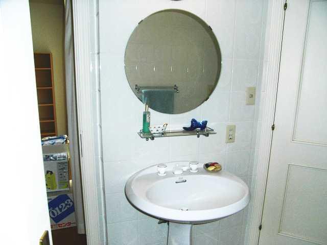 Wash basin, toilet. Wash ・ Toilet is located in two places