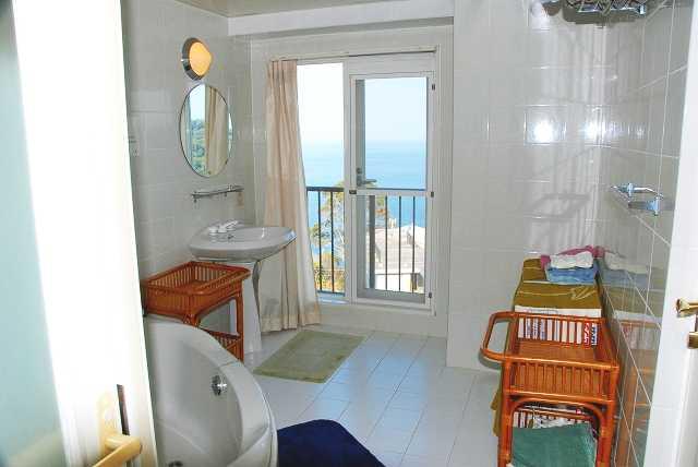 Bathroom. Bright and spacious bathroom ・ It is open in the wash basin. Is a very beautiful view there is a balcony on the outside of the bathroom.