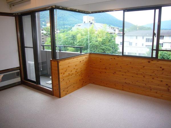 Living. Living-dining is about 10.6 Pledge. It has been changed to wool.