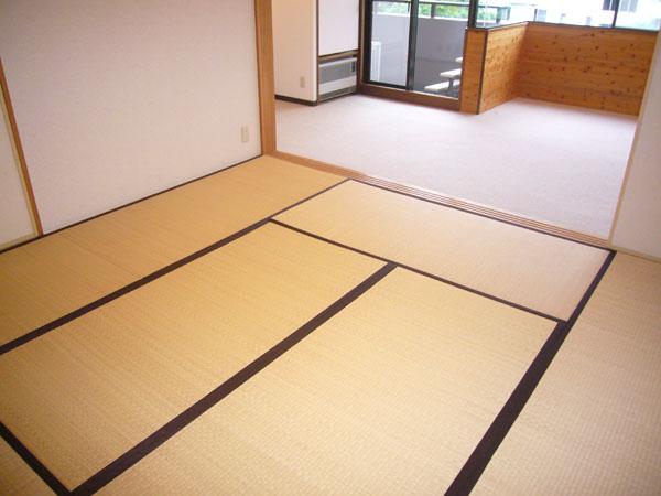 Non-living room. Japanese-style room is there is a wide margin of 8 tatami.