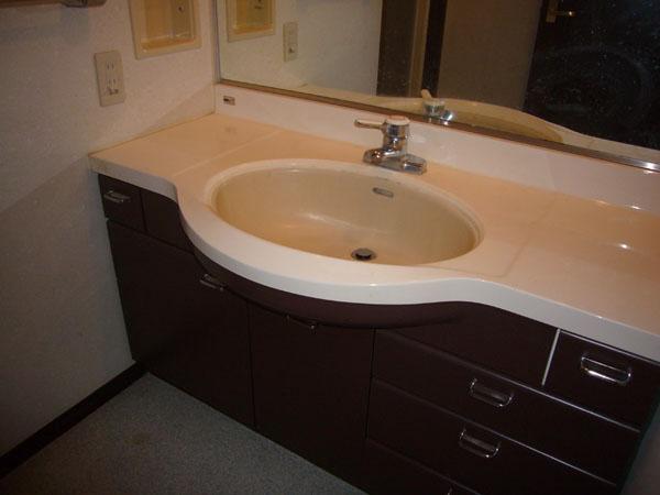 Wash basin, toilet. Is a powder room.