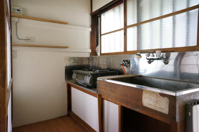 Kitchen. Sink is very wide! 
