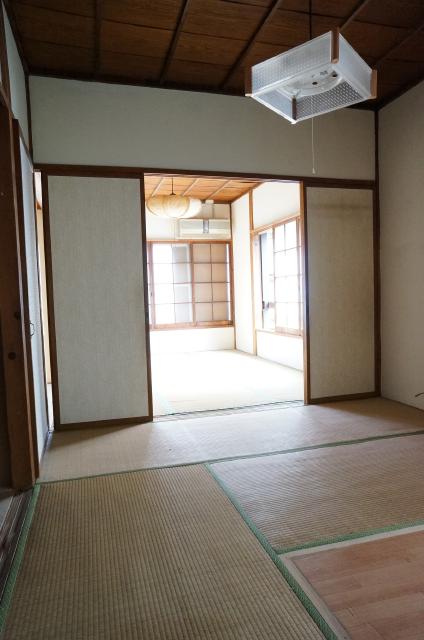 Living and room. It is calm Japanese-style room! Ventilation good! 