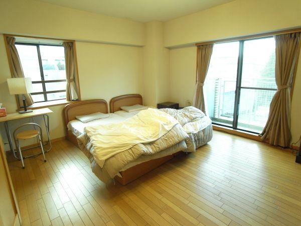 Non-living room. 10.9 tatami mat of Western-style is, It is being used as a bedroom.
