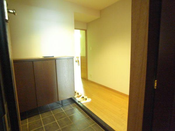 Entrance. A spacious entrance.