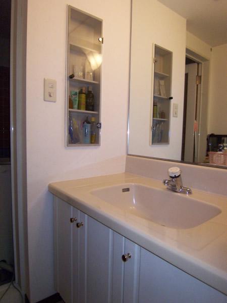 Wash basin, toilet. Interior