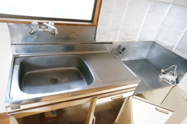 Kitchen. The kitchen sink is also widely, The window is also available bright