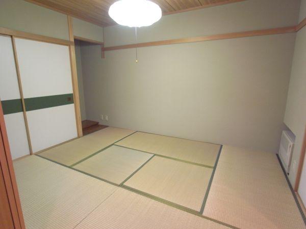 Non-living room. 6 is a tatami mat Japanese-style room. There is also digging your stand.