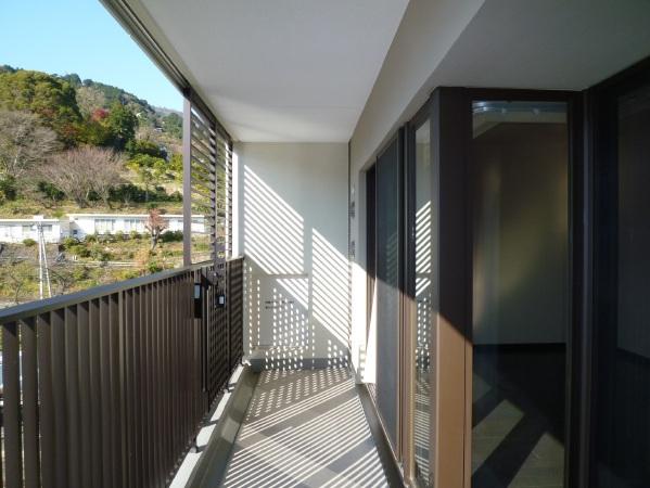 Balcony. Spacious balcony. Because the day is coming in well from early afternoon, The room during the day is available warm.