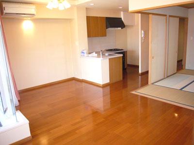 Living. Heisei 22 years March interior renovation completed. (wallpaper ・ Air conditioning ・ Sliding door ・ Sliding door ・ tatami ・ Gas range, etc.)