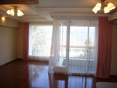 Living. About 14 tatami is living. Is the lighting of the corner room unique.