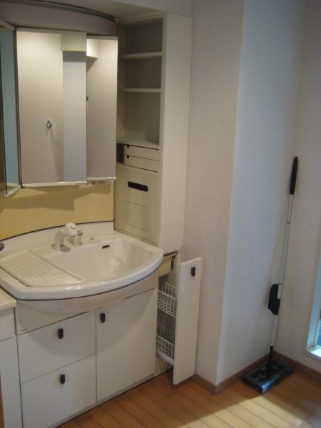 Wash basin, toilet. Indoor (12 May 2011) Shooting