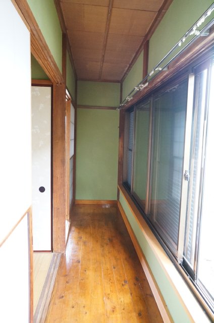 Other room space. It is very large and bright window! ! ! 