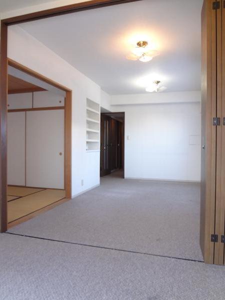 Living. Living-dining as seen from the Western-style about 4.2 Pledge