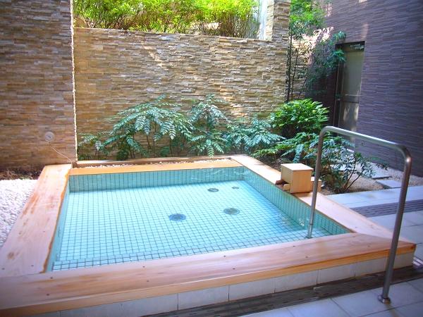 Bathroom. It is open-air bath of cypress. Yumoto hot spring while watching the night sky will stop time in exceptional.